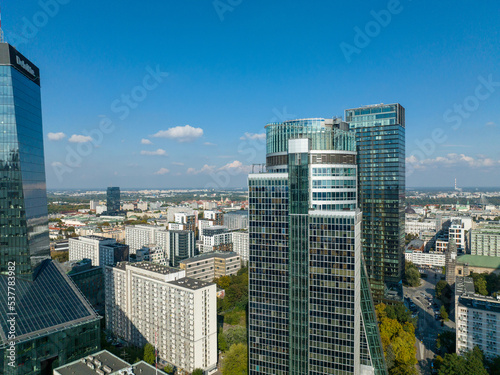 wieżowce, drapacze chmur, budynki biznesowe w centrum miasta, warszawa