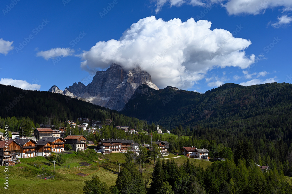 Paysage de montagne dans le massif des Dolomites en Italie et autour du village de Selva di Cadore