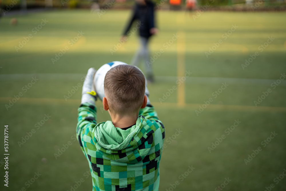 chłopiec grający w piłkę nożną, bramkarz, łapiący piłkę - obrazy, fototapety, plakaty 