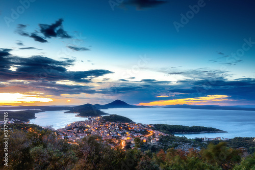 Fototapeta Naklejka Na Ścianę i Meble -  Blick am Abend vom Aussichtspunkt Providenca auf Mali Losinj und die Insel Cres in Kroatien