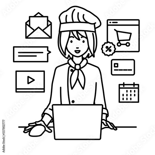 デスクで座ってPCでネットショップやマーケティングの仕事をしている調理師の女性