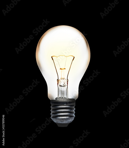 Glühlampe mit leuchtendem Glühfaden isoliert vor schrwarzem Hintergrund
