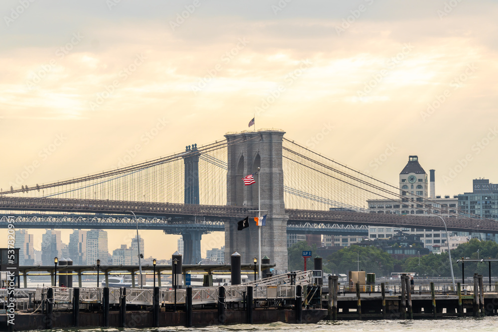 Obraz premium Spans of the Manhattan and Brooklyn bridges over the East River with Brooklyn in the background