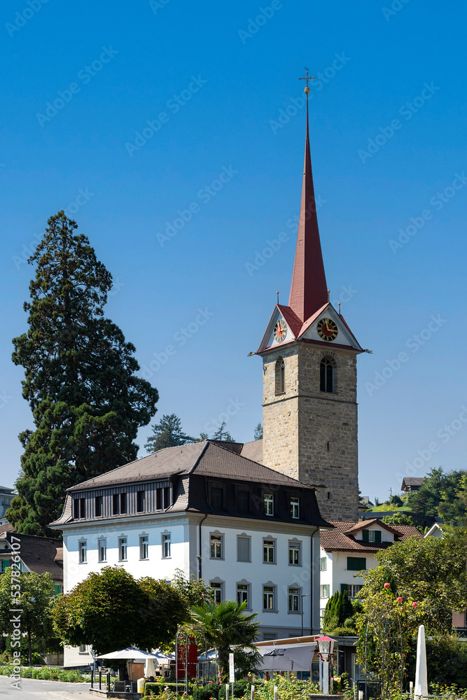Wohnhäuser und Kirchturm St. Maria in Weggis