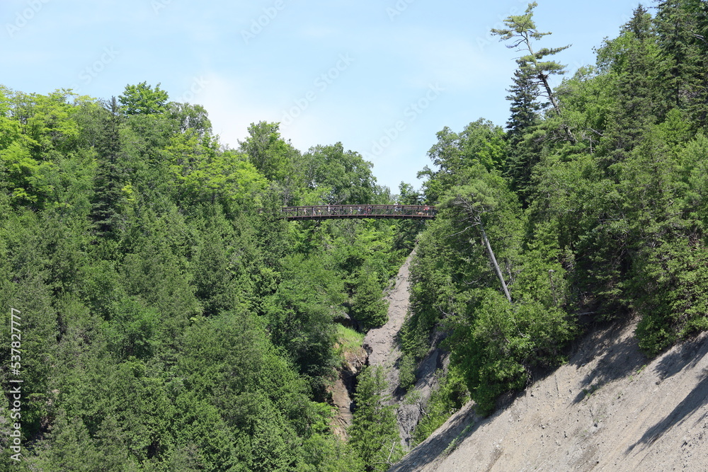 Fototapeta premium Pont piéton entre deux collines, Parc de la Chute-Montmorency