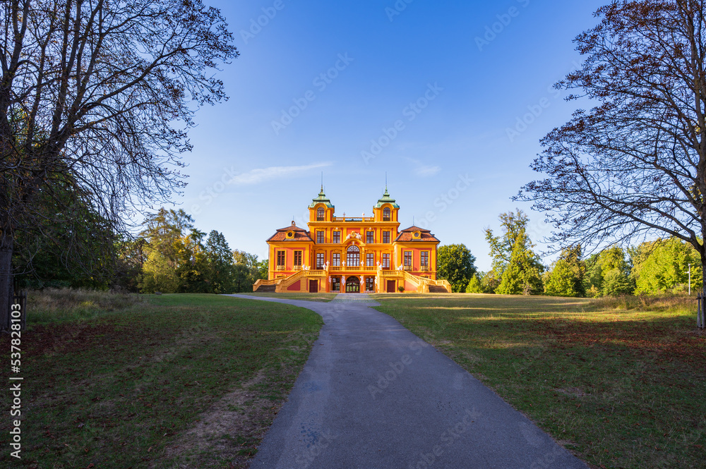 Zufahrt zum beliebten Wochenendausflugsziel Schloss Favorite in Ludwigsburg, Baden-Württemberg
