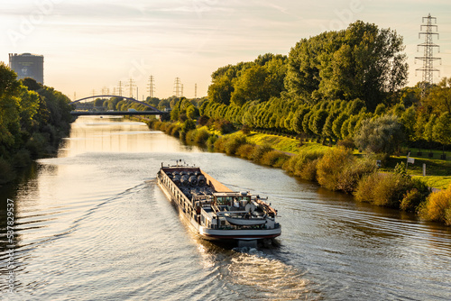 Binnenenschiff mit geladenem Stahldraht auf dem Rhein-Herne-Kanal in Oberhausen