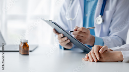 Doctor are recommending medicines to patients after being examined and diagnosed by the patient s doctor  the concept of treatment and symptomatic medication dispensing by the pharmacist.