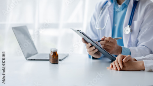 Doctor are recommending medicines to patients after being examined and diagnosed by the patient's doctor, the concept of treatment and symptomatic medication dispensing by the pharmacist.