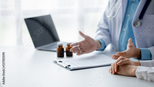 Konstfotografi Doctor are recommending medicines to patients after being examined and diagnosed by the patient's doctor, the concept of treatment and symptomatic medication dispensing by the pharmacist