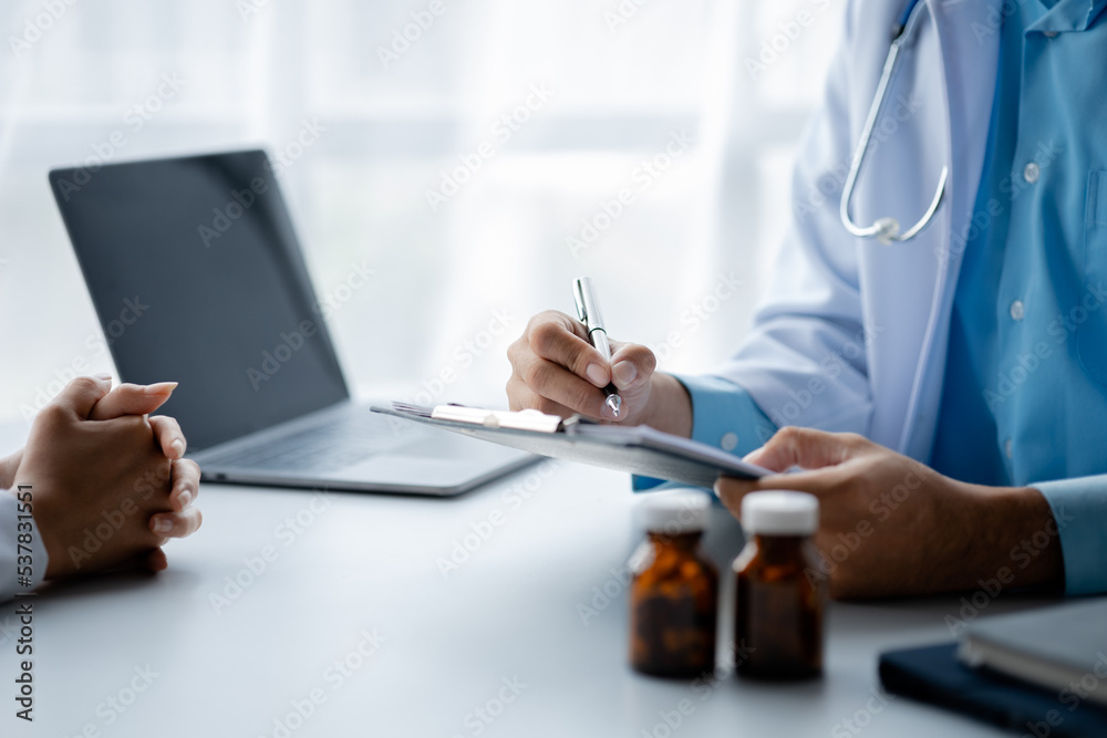 Doctor are recommending medicines to patients after being examined and diagnosed by the patient's doctor, the concept of treatment and symptomatic medication dispensing by the pharmacist. Doctor are recommending medicines to patients after being examined and diagnosed by the patient's doctor, the concept of treatment and symptomatic medication dispensing by the pharmacist.