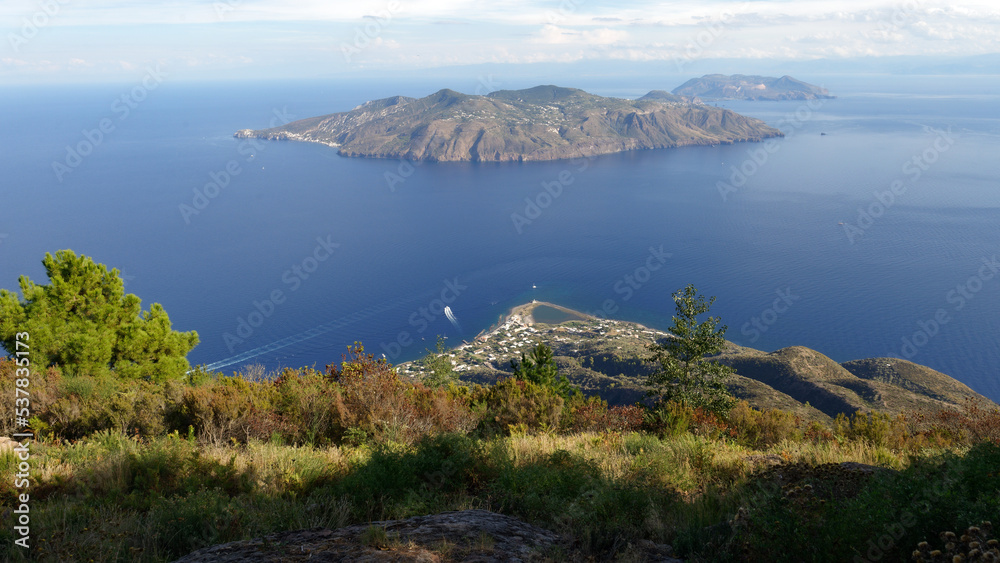 Liparische Inseln. Blick von der Insel Salina auf die Nachbarinseln Lipari und dahinter Vulcano.