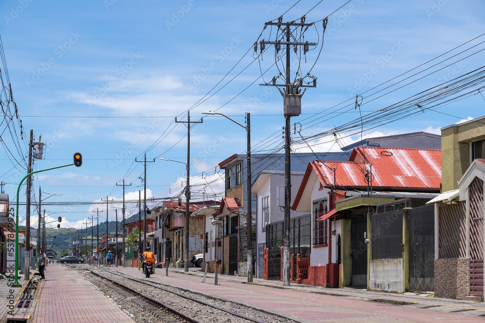 Casas junto a la vía del tren en la histórica ciudad de Cartago de Costa Rica