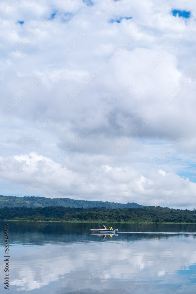 Paisaje en el lago Arenal en La Fortuna, Costa Rica