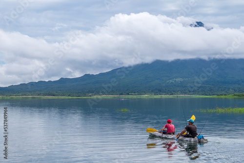 Gente navegando en kayak en el lago Arenal en La Fortuna, Costa Rica photo