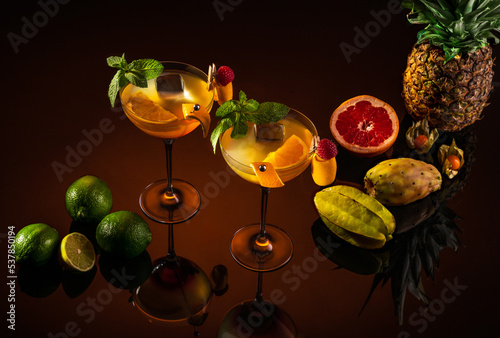 Fotografie 2 cocktails avec garniture et fruits