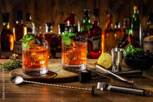 2 cocktails préparés dans un bar