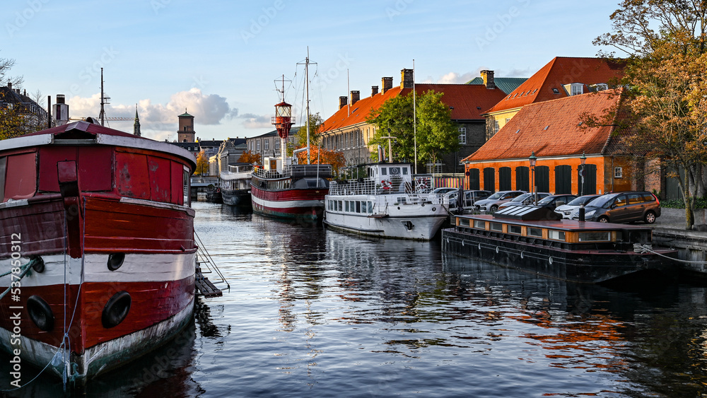 Obraz premium Scene from Copenhagen Denmark with both boats and water in a canal