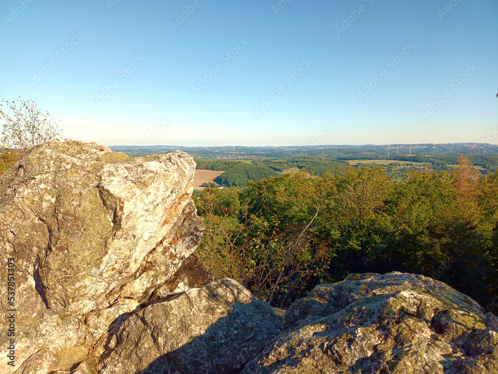 Blick vom Aussichtspunkt Beilfels bei Brücken im Landkreis Birkenfeld, Rheinland-Pfalz, ins Naheland. 