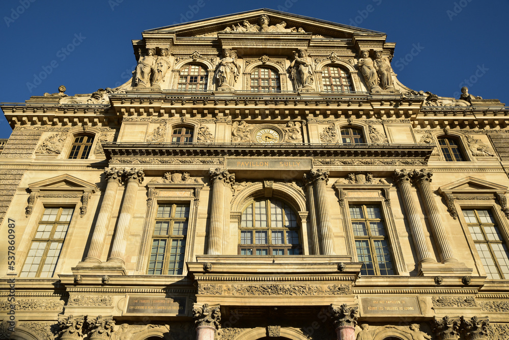 Obraz premium Façade du pavillon Sully à Paris. France