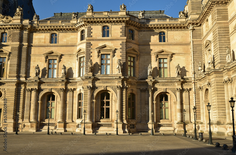 Façades de la cour Napoléon à Paris. France