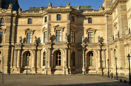 Façades de la cour Napoléon à Paris. France