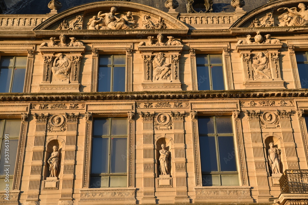 Façade aux statues de la cour Napoléon à Paris. France