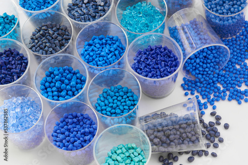 Farbnuancen von blauem Plastik Granulat