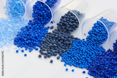 Blaues Kunststoffgranulat im Labor