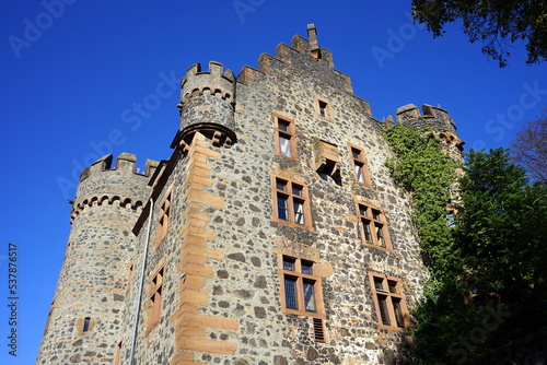 Begrüntes altes Mauerwerk der Unterburg von Burg Staufenberg vor blauem Himmel im Sonnenschein im Herbst in Staufenberg im Kreis Gießen in Hessen photo