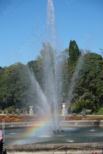FU 2021-09-25 Flora 23 Im Park ist ein Brunnen mit Regenbogen