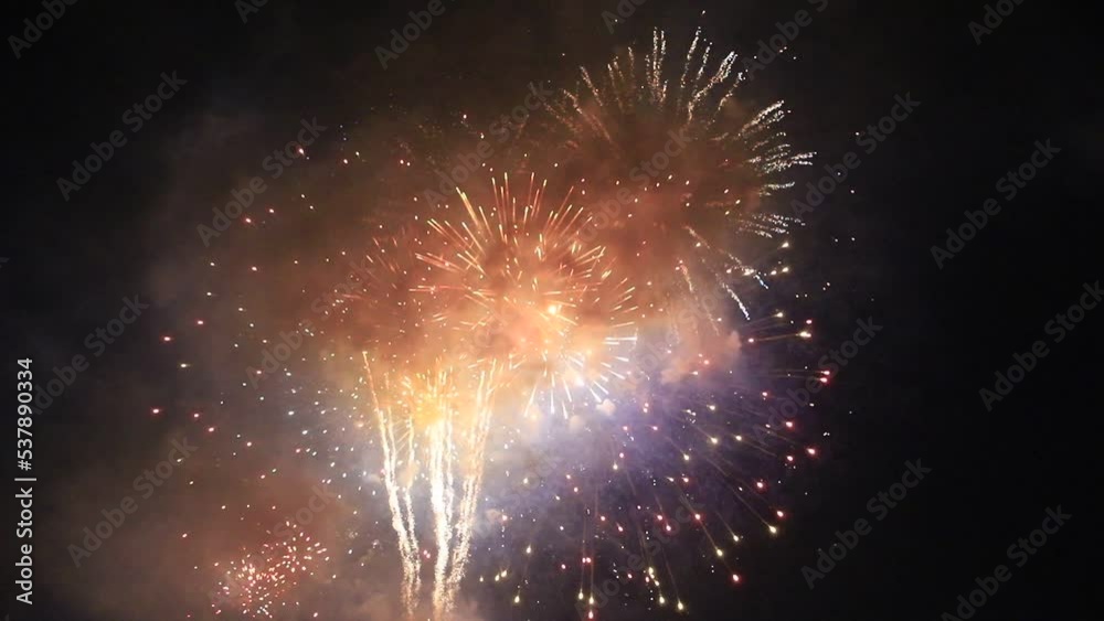Célébration fête festival feu d'artifice multicolore colorés. feu d'artifice nocturne brillant lumineux dans le ciel nuit nocturne