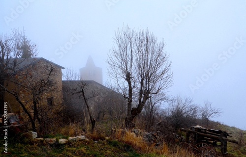 Le village de Sauto dans la brume