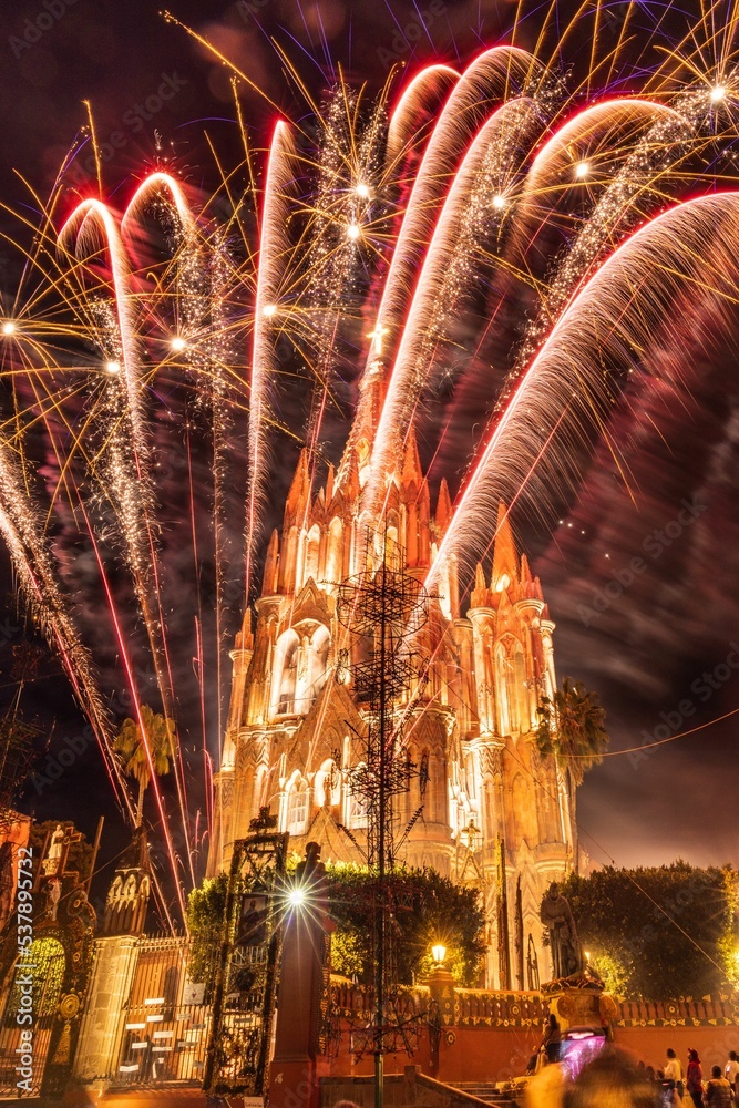 Fototapeta premium Fireworks in front of the Parish of San Miguel Arcangel church in San Miguel de Allende, Mexico