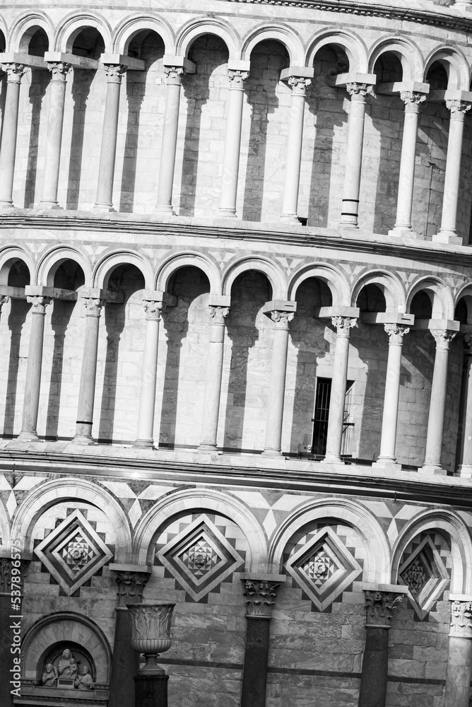 Black and white photo showing in detail the exterior facade decoration of Pisa´s leaning tower