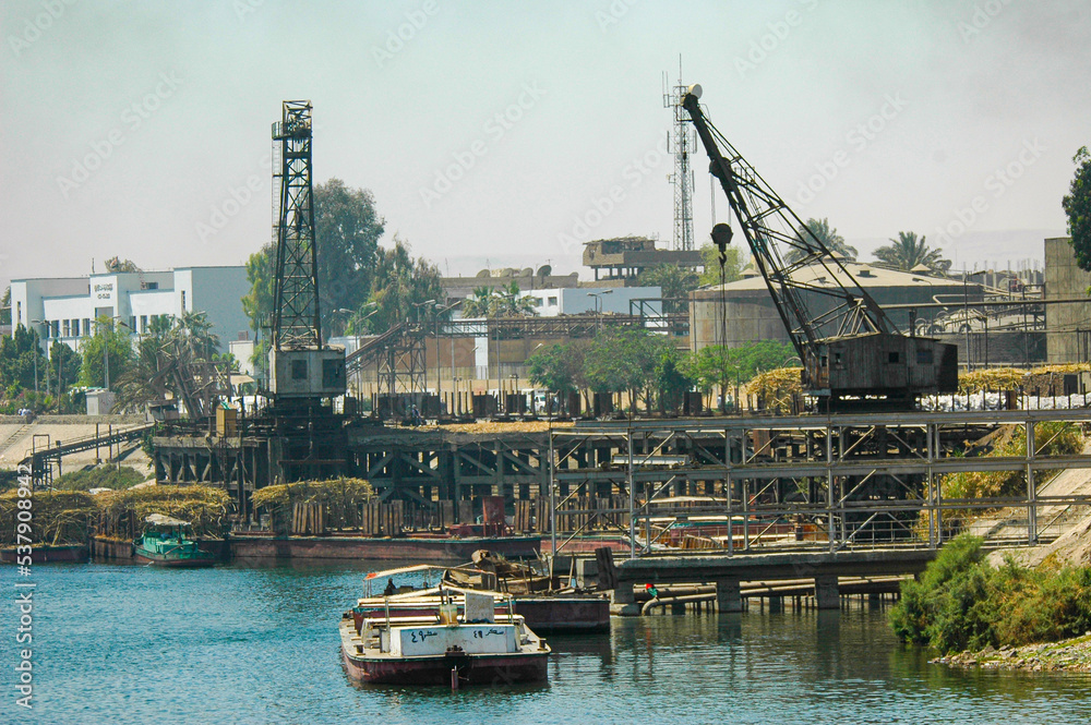 Atracadero o muelle de carga en el Río Nilo, Egipto Atracadero o muelle de carga en el Río Nilo, Egipto
