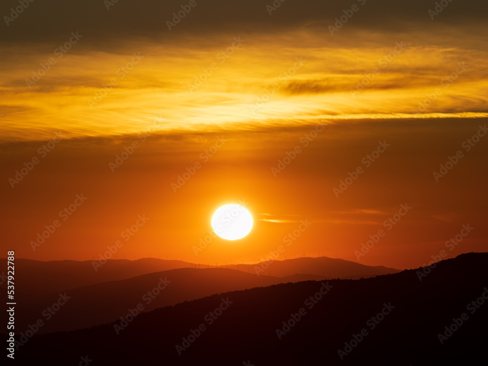 Atardecer desde la Sierra de Guadarrama con un teleobjetivo y mi Olympus Om1 Atardecer desde la Sierra de Guadarrama con un teleobjetivo y mi Olympus Om1