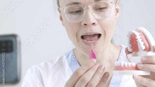 Dentist explains online advantage of using interdental brush photo