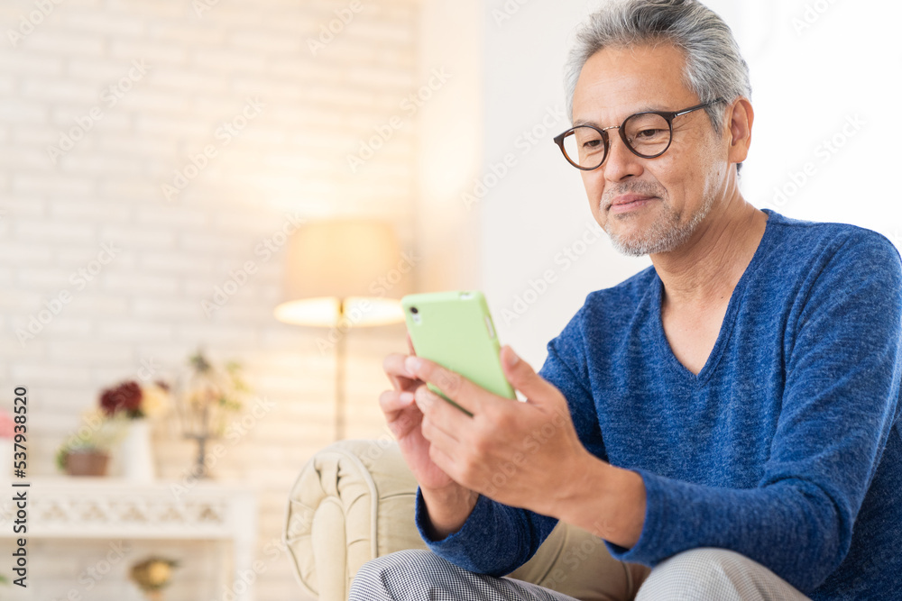 シニア男性 スマホ シニア男性 スマホ