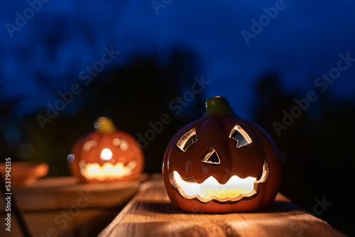 Calabazas de Halloween y velas de calabaza photo
