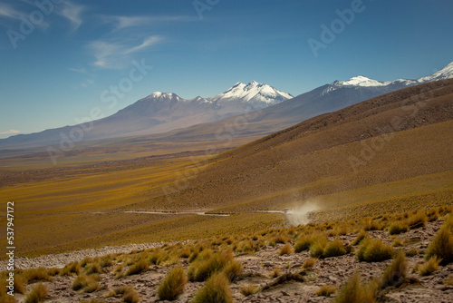 Φωτογραφία Car on dirt road crossing Atacama desert, volcanic arid landscape in Chile