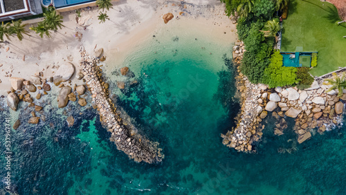 Playa Esmeralda, una playa rocosa de azul turquesa en Puerto Vallarta jalisco, México! Es la playa mas bonita