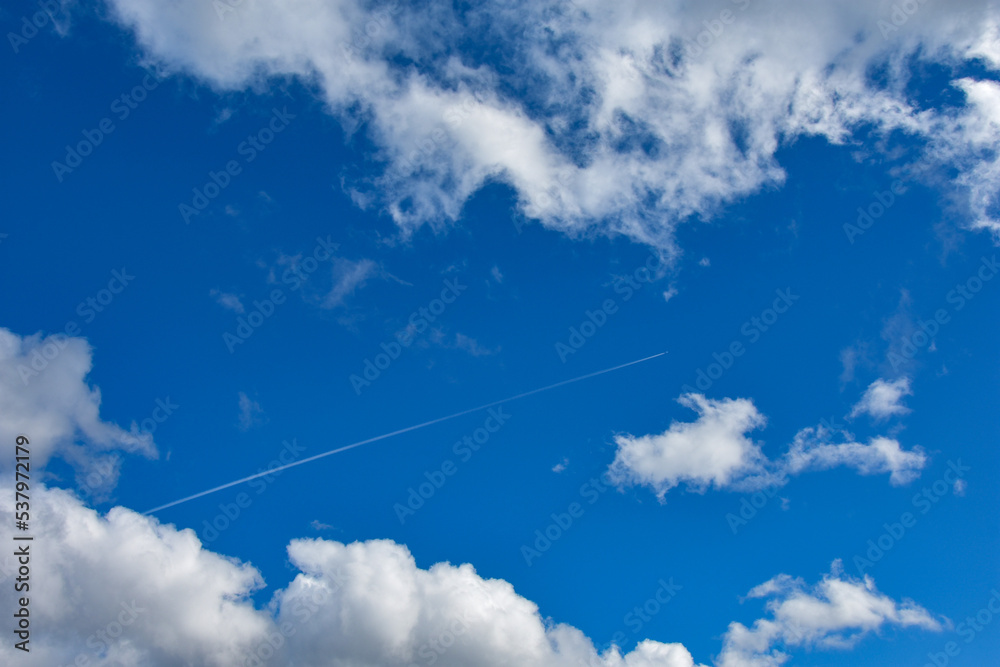 秋の澄んだ青空と飛行機雲 秋の澄んだ青空と飛行機雲