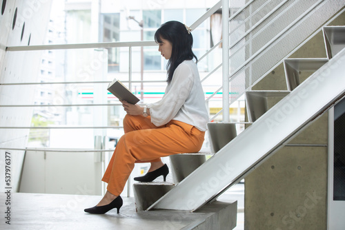 階段で本を読む女性 Office