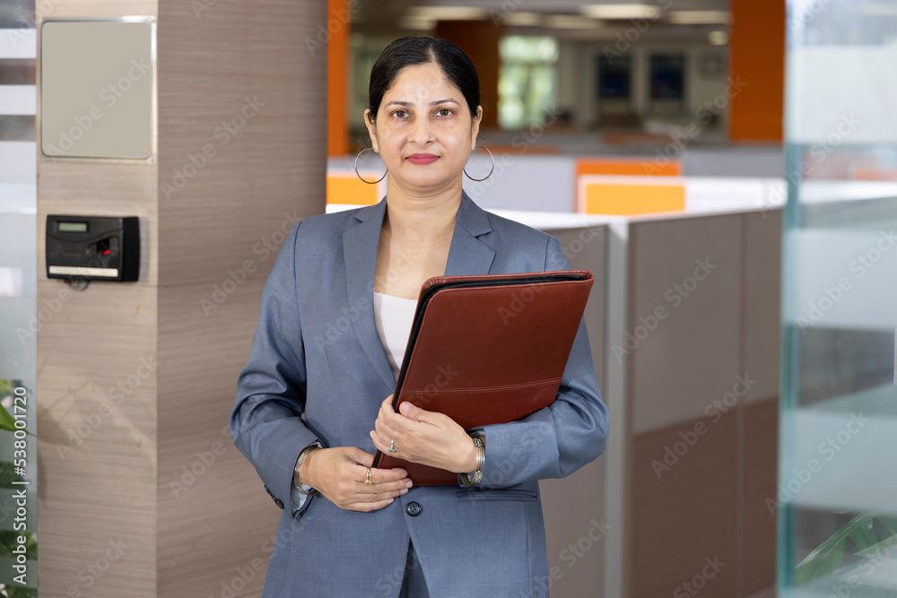 Fototapeta premium Businesswoman holding folder in office