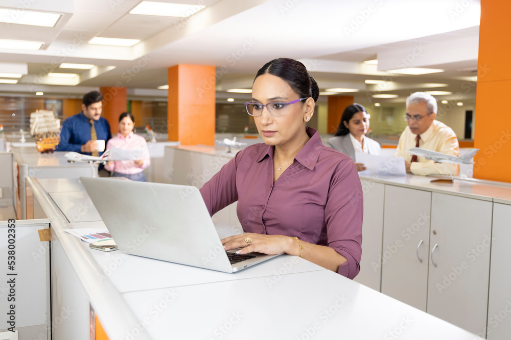 Obraz premium Businesswoman having video call in the office
