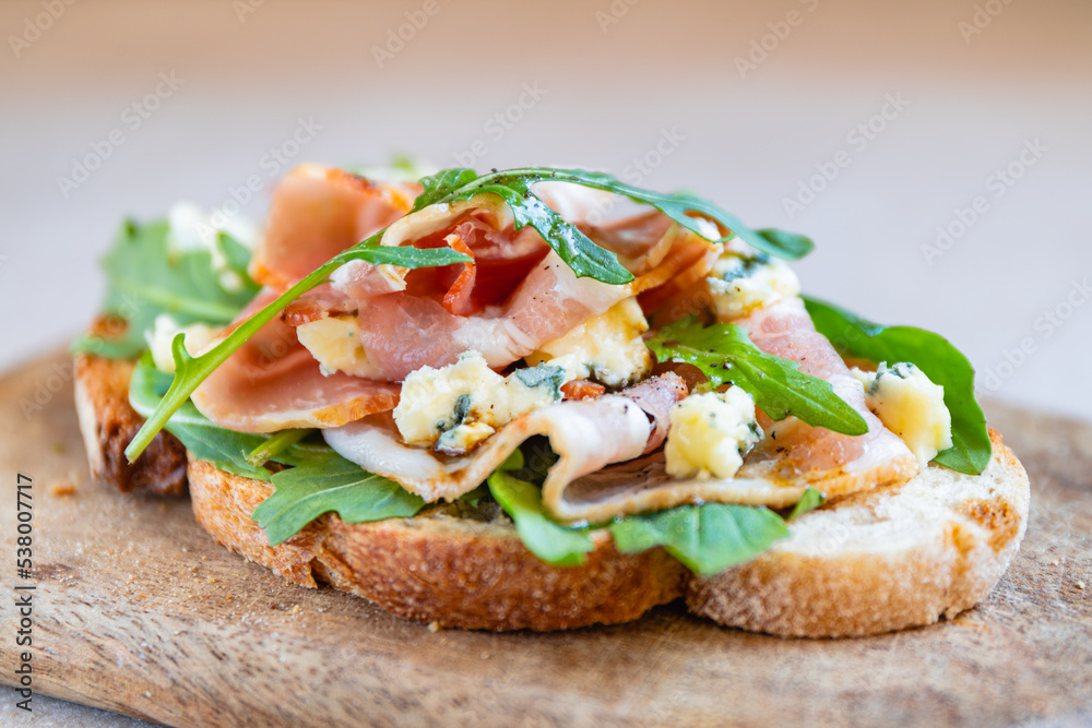 Toast with bacon, fresh arugula and blue cheese