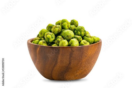 Foto View of dry crispy wasabi coated green peas in wooden bowl.