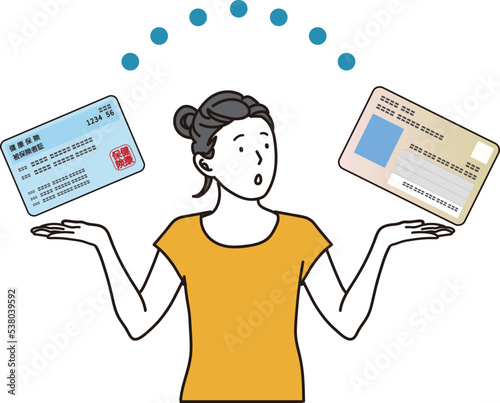 マイナンバーと保険証を比べる女性
