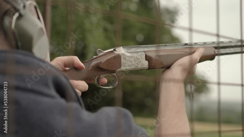 Clay pigeon shooting, recharging the gun